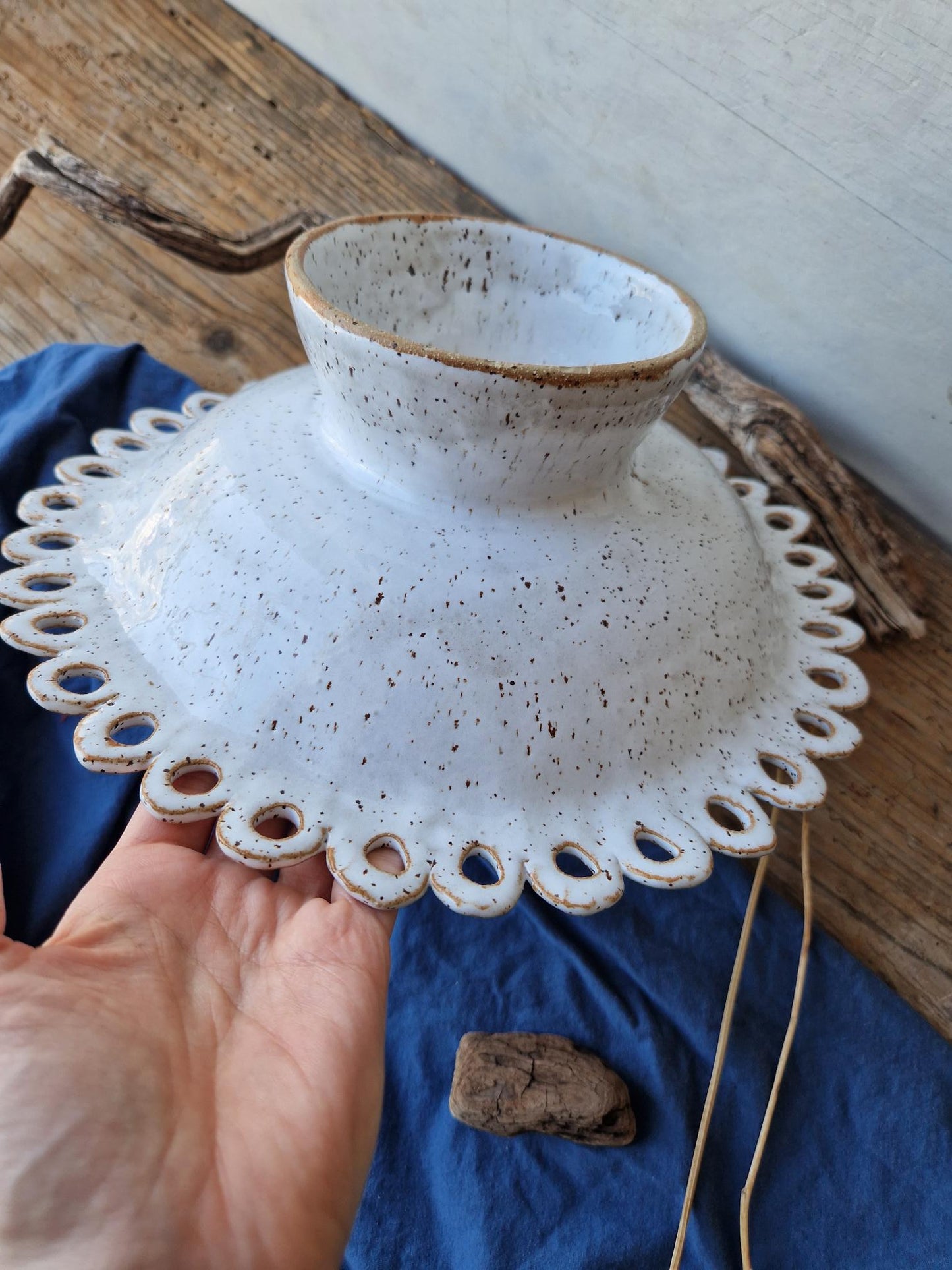 Slightly flawed: Scalloped pedestal bowl Nr. 1