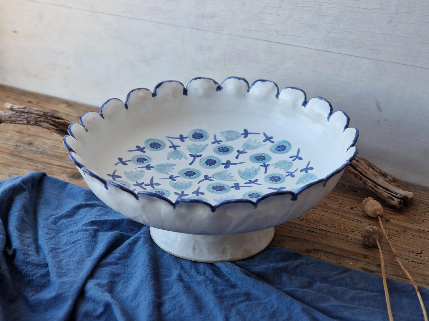 Slightly flawed: Scalloped pedestal bowl Nr. 2