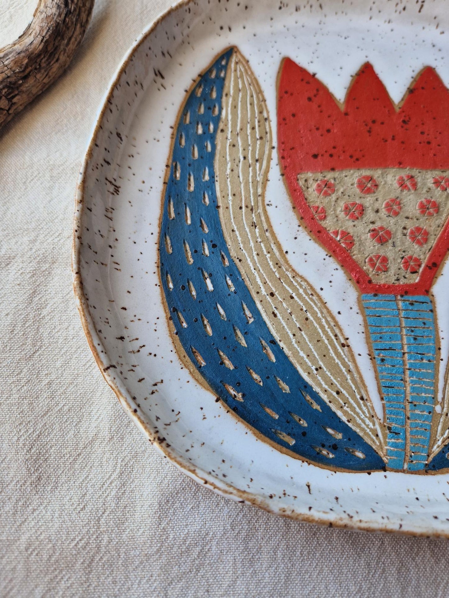 Red tulip plate