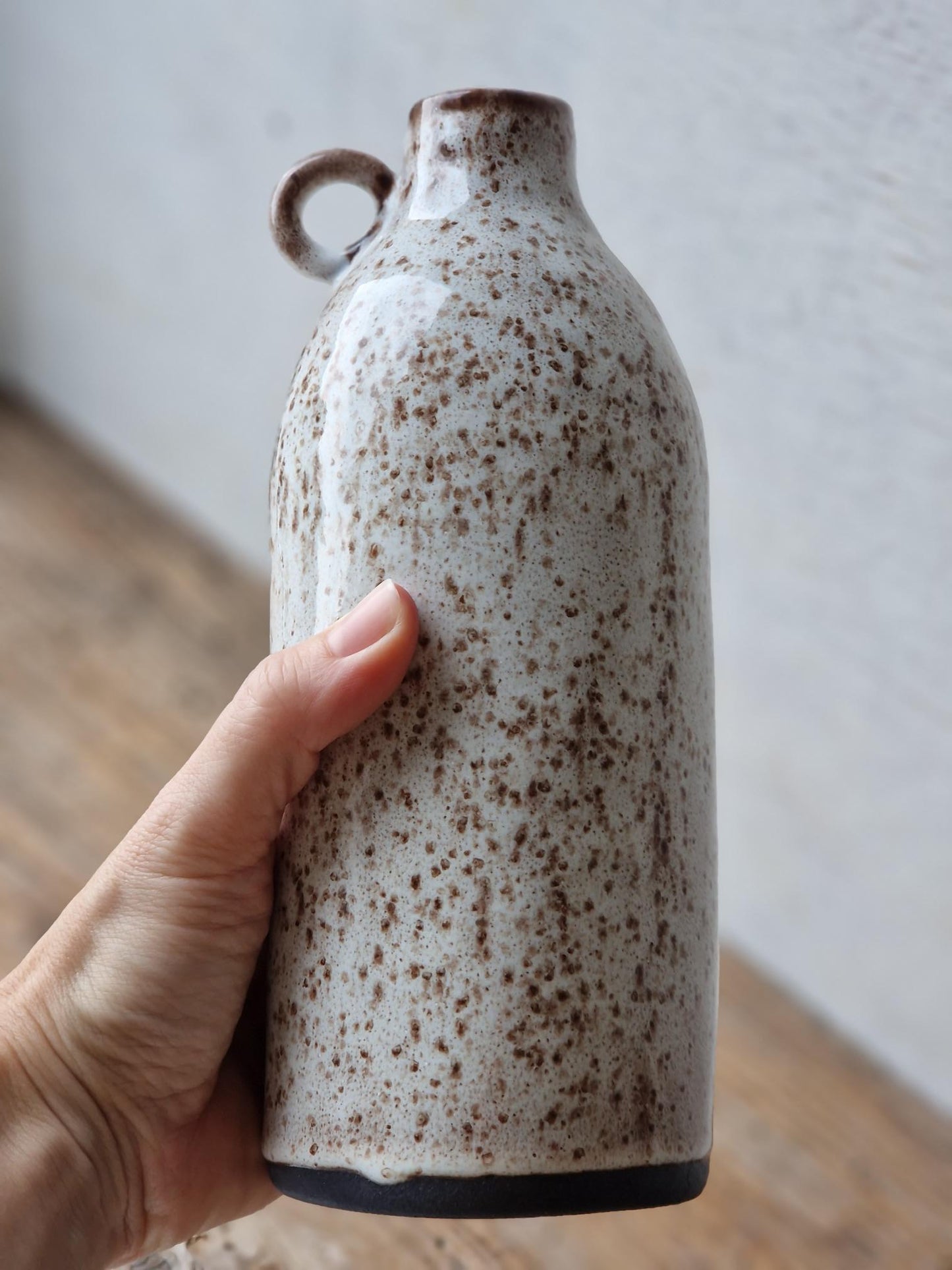 Bottle vase with Handle
