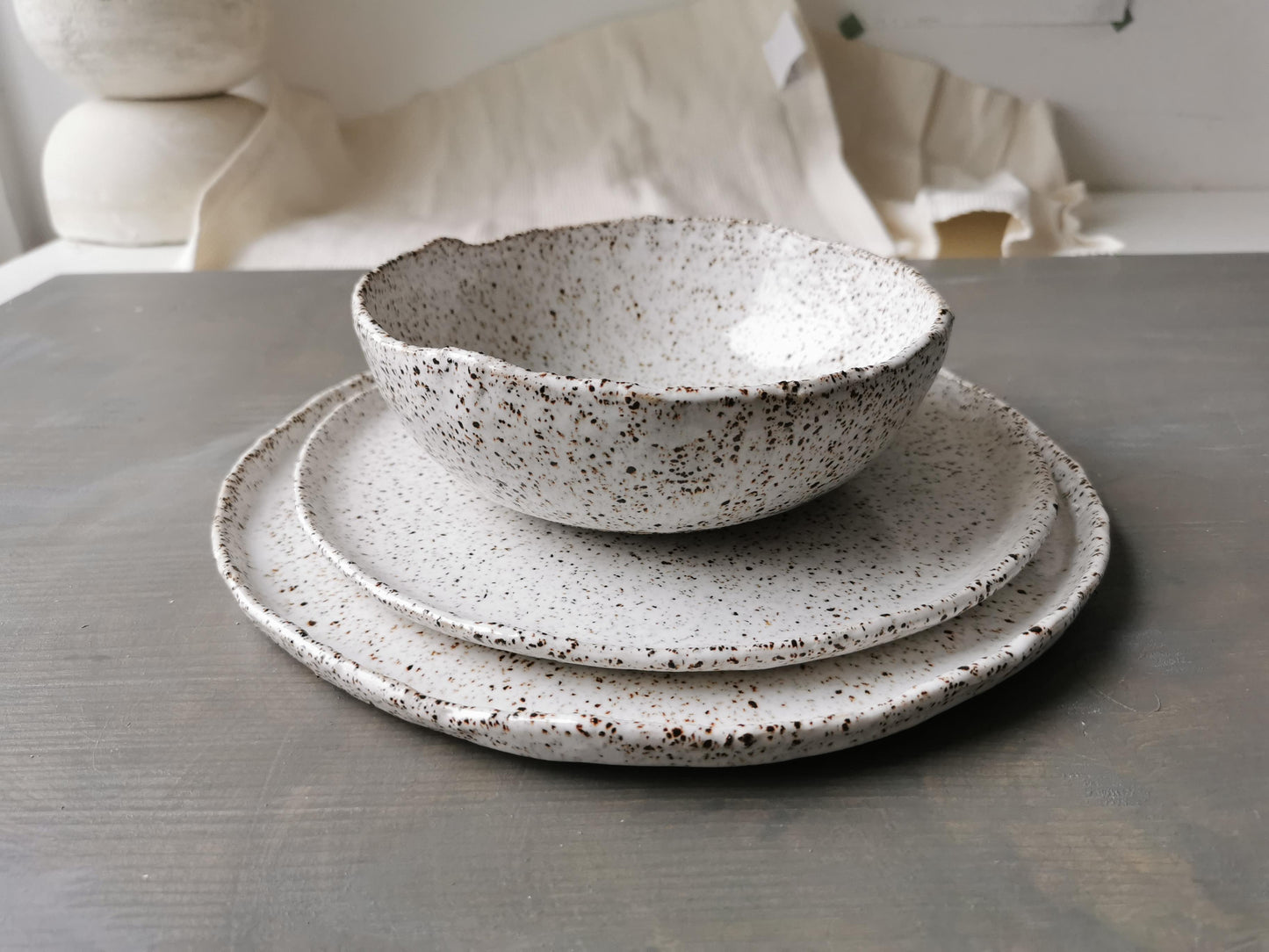 Dessert plate speckled white 10"