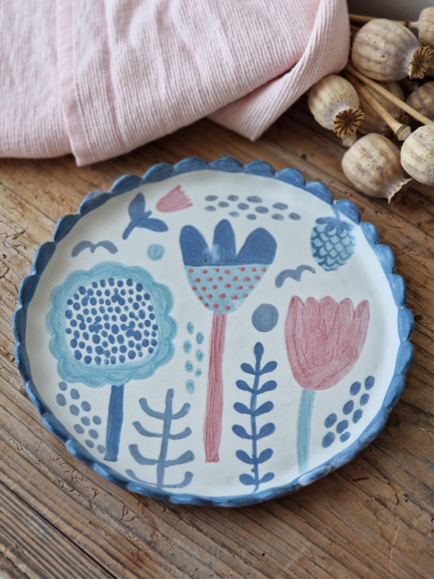 Scalloped dessert / salad plate