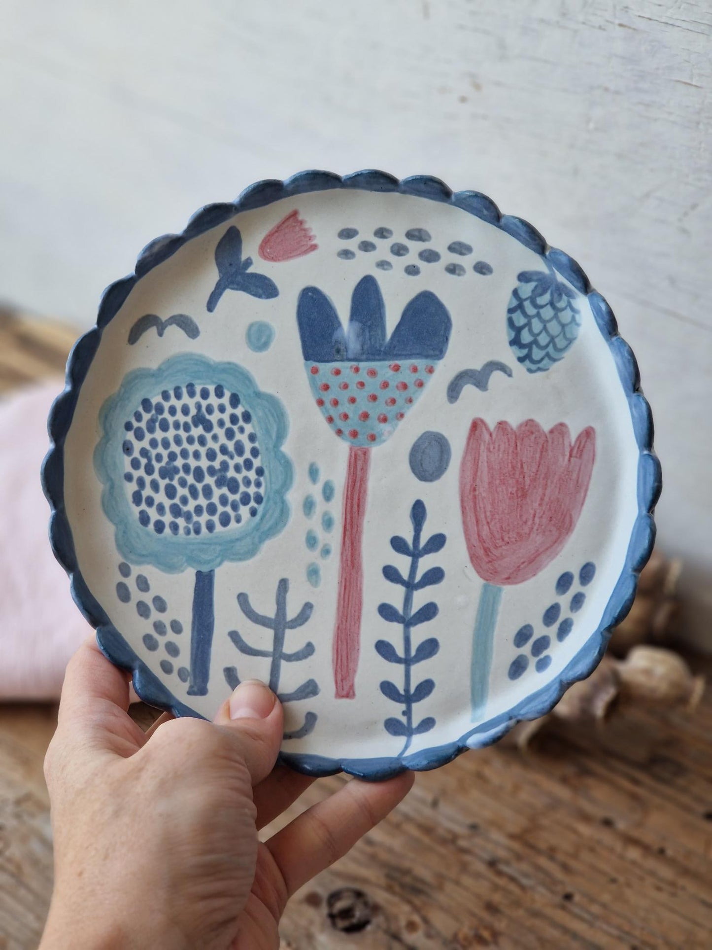 Scalloped dessert / salad plate