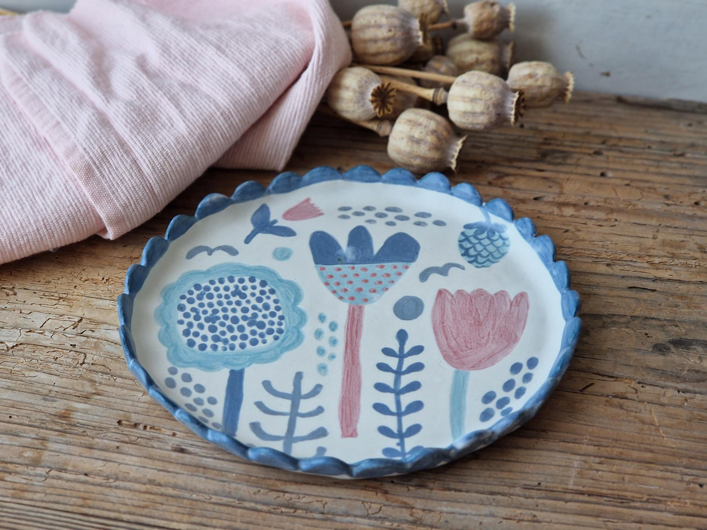 Scalloped dessert / salad plate