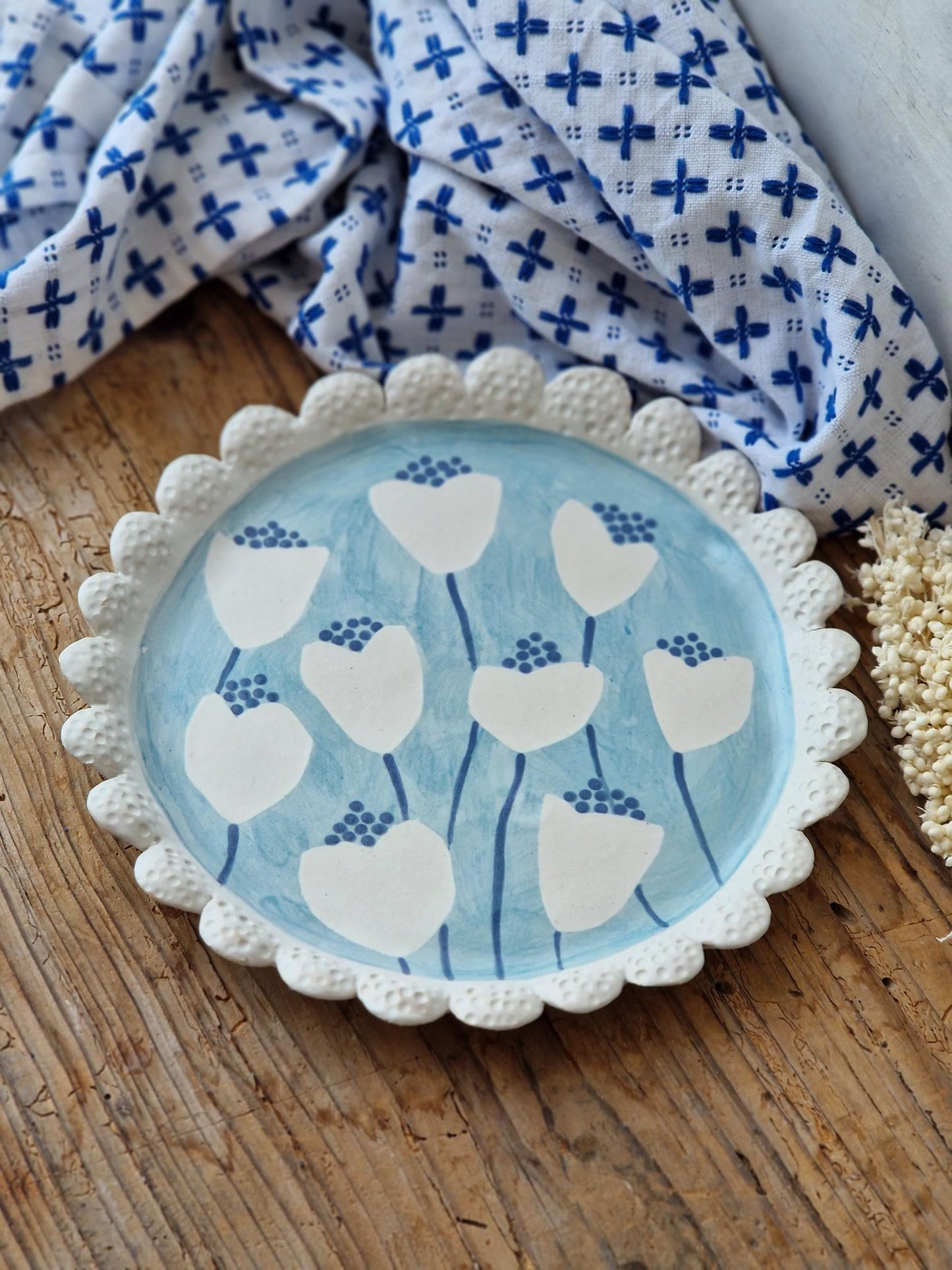 Scalloped dessert / salad plate