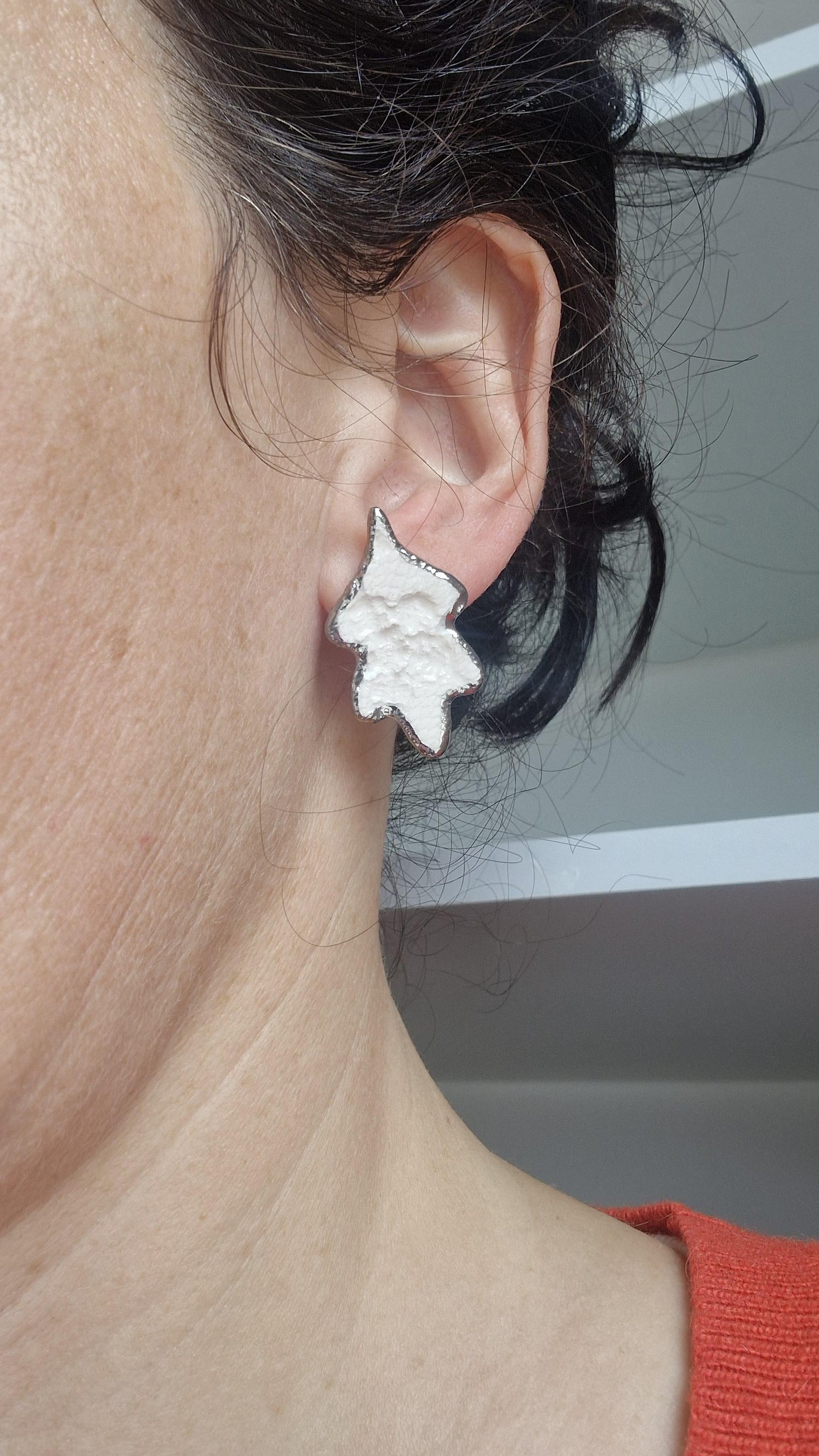Leaf stud earrings
