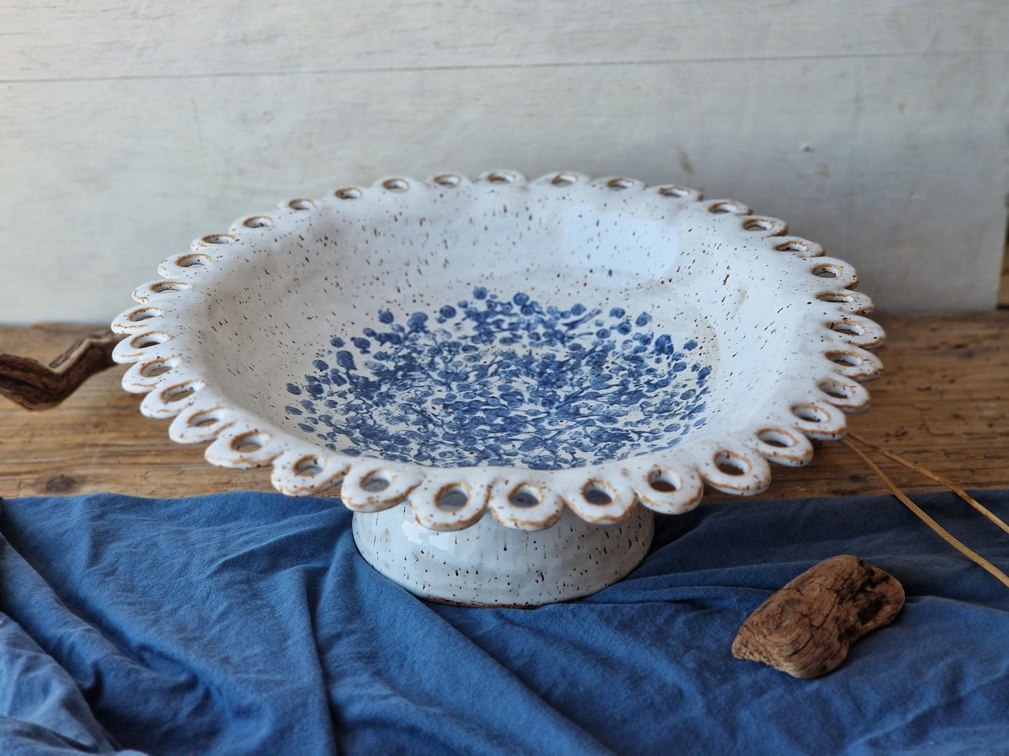 Slightly flawed: Scalloped pedestal bowl Nr. 1