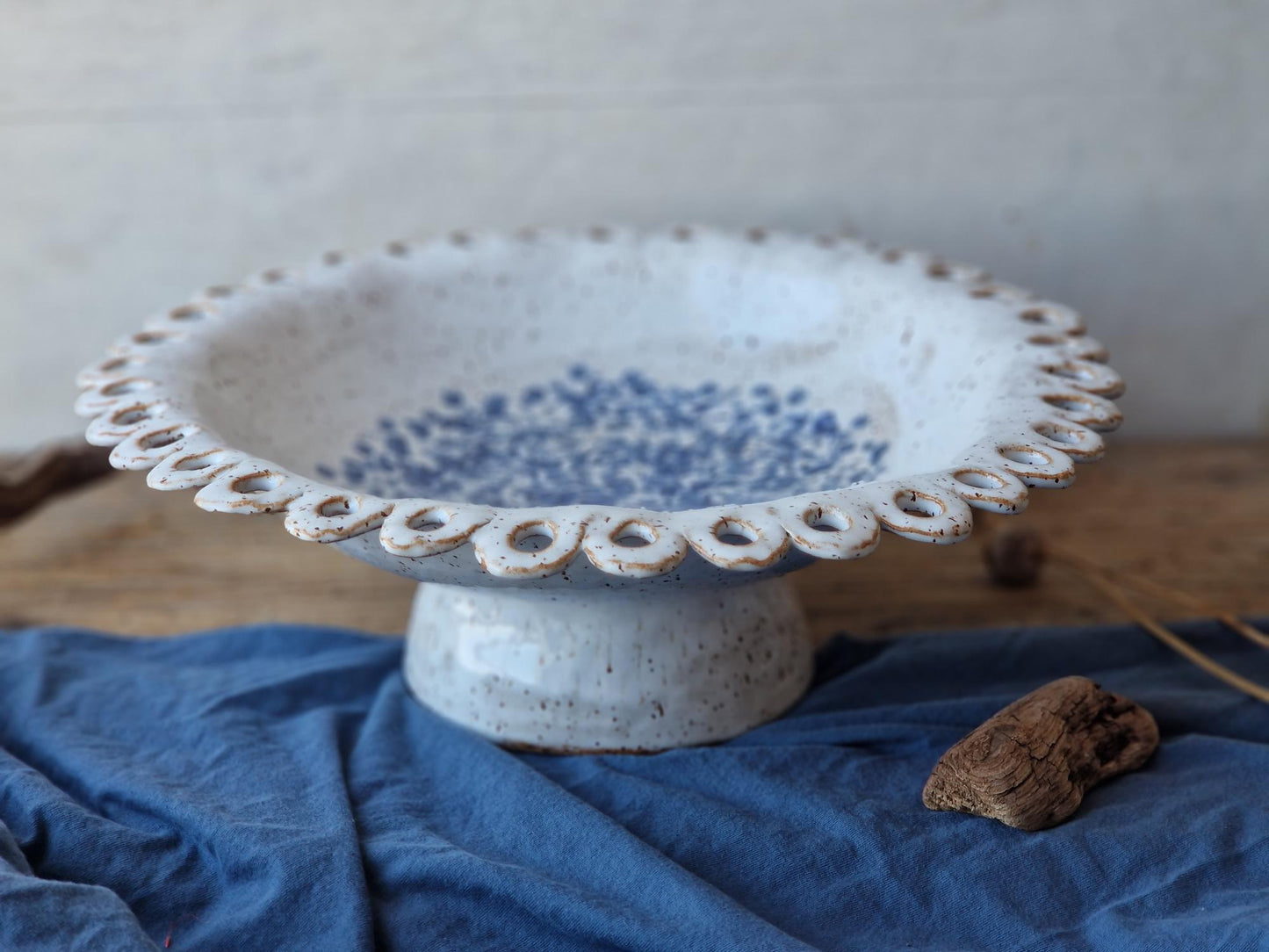 Slightly flawed: Scalloped pedestal bowl Nr. 1