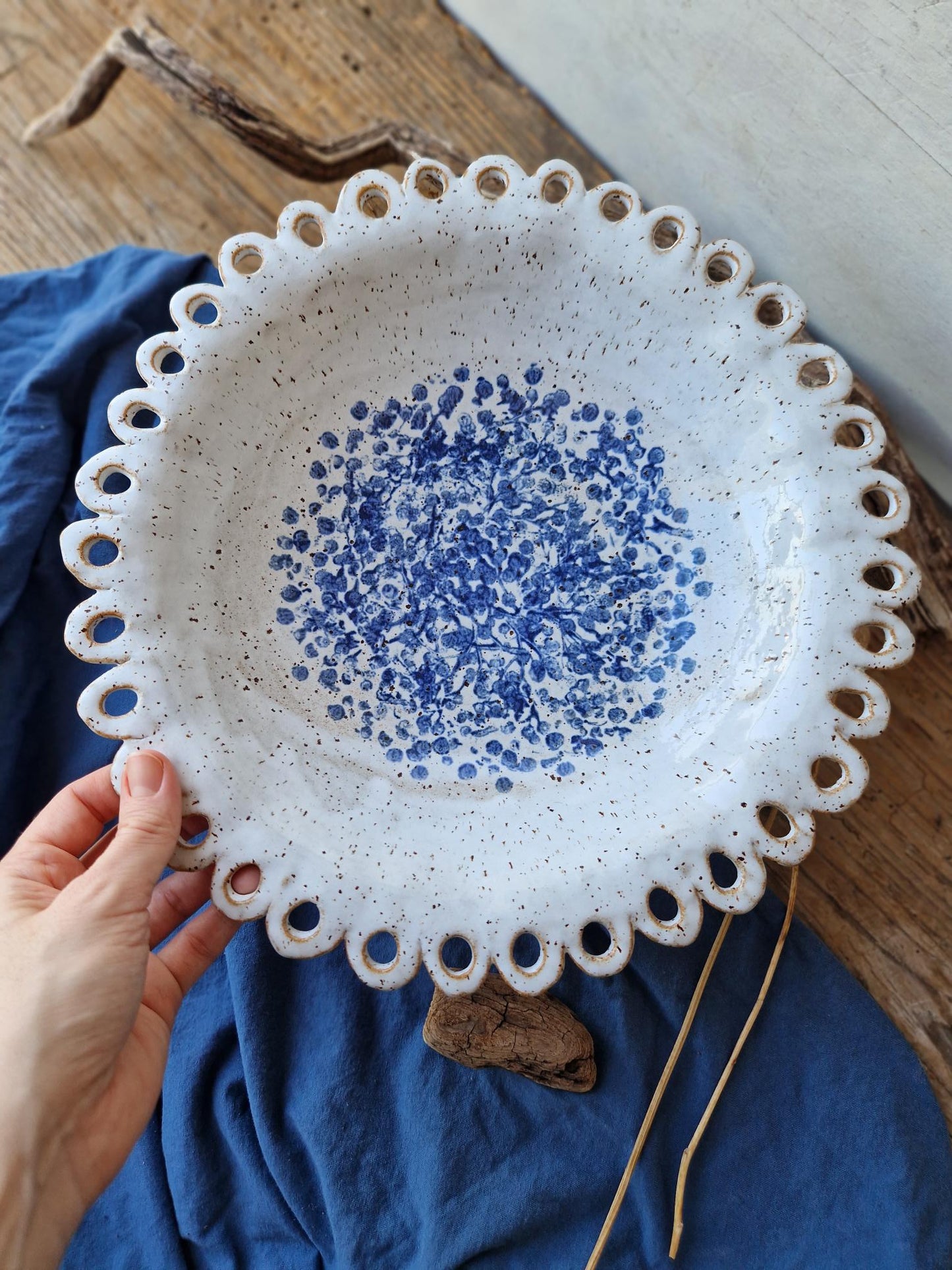 Slightly flawed: Scalloped pedestal bowl Nr. 1
