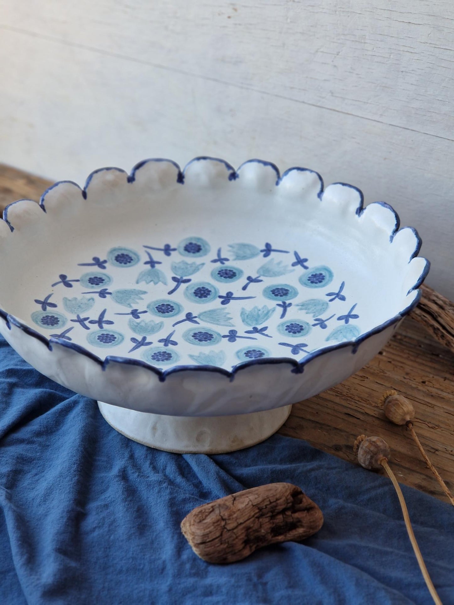 Slightly flawed: Scalloped pedestal bowl Nr. 2