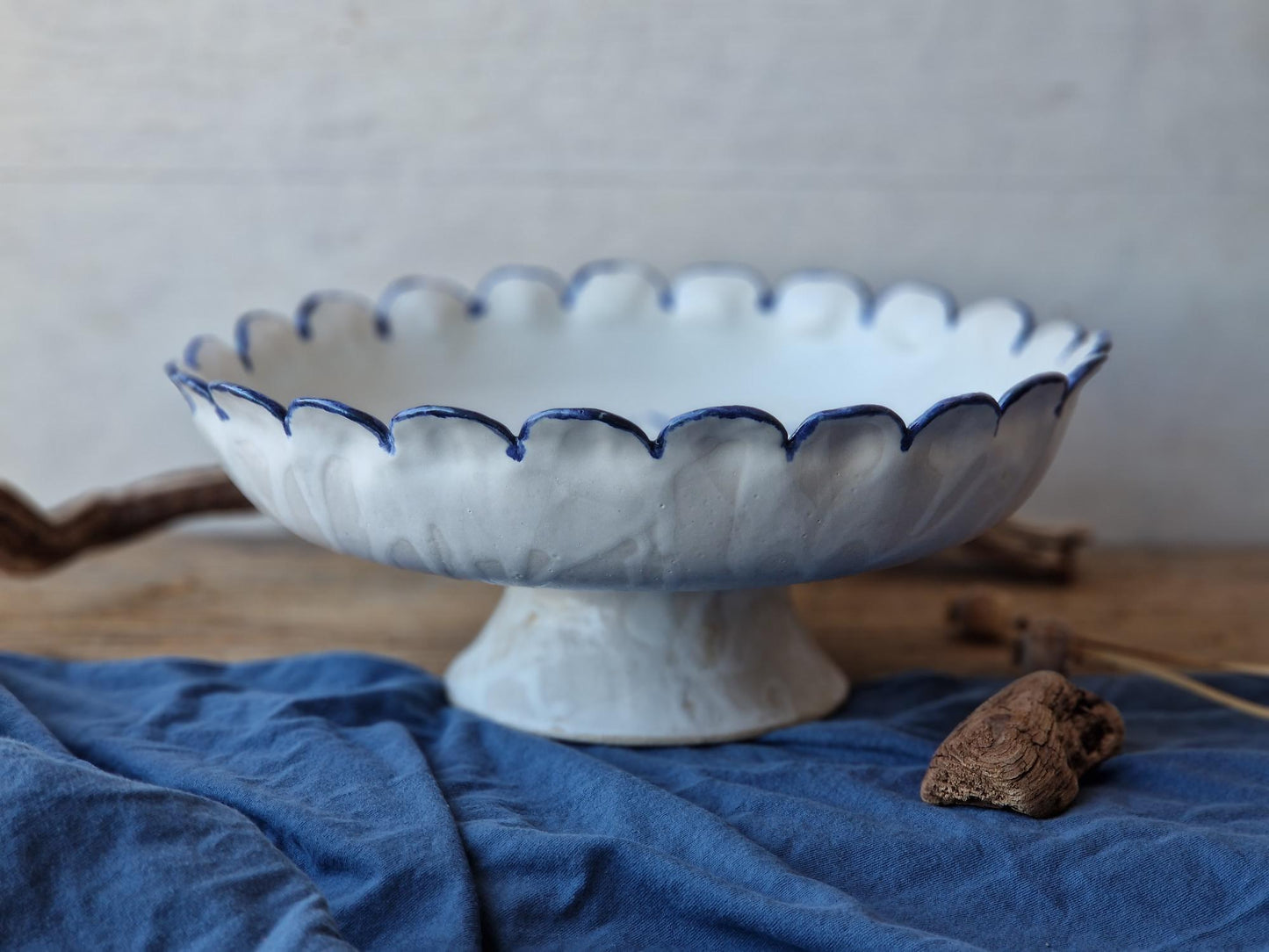 Slightly flawed: Scalloped pedestal bowl Nr. 2