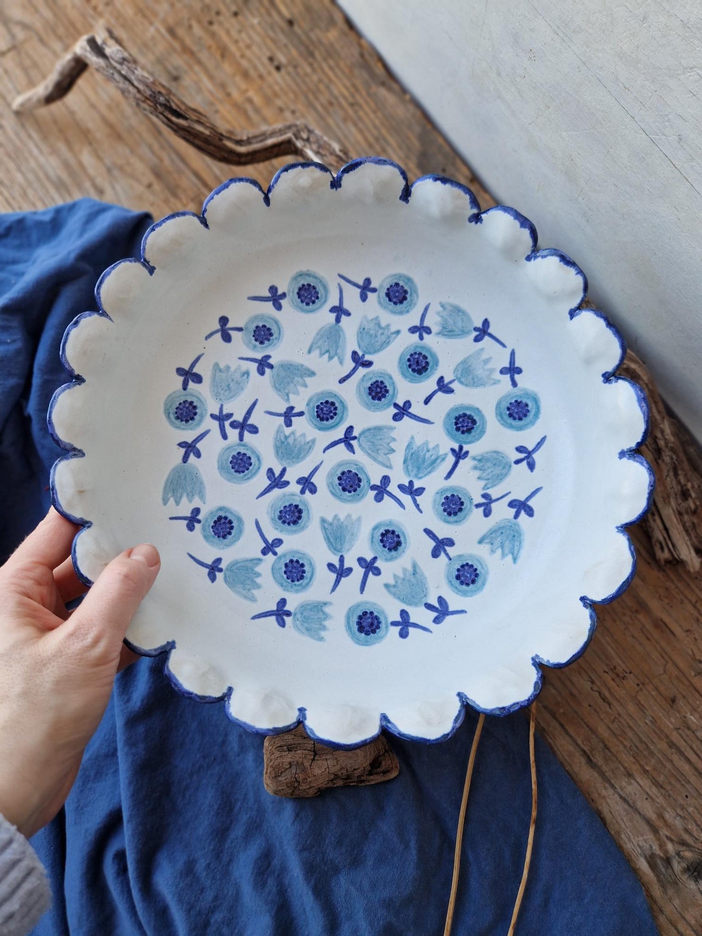 Slightly flawed: Scalloped pedestal bowl Nr. 2