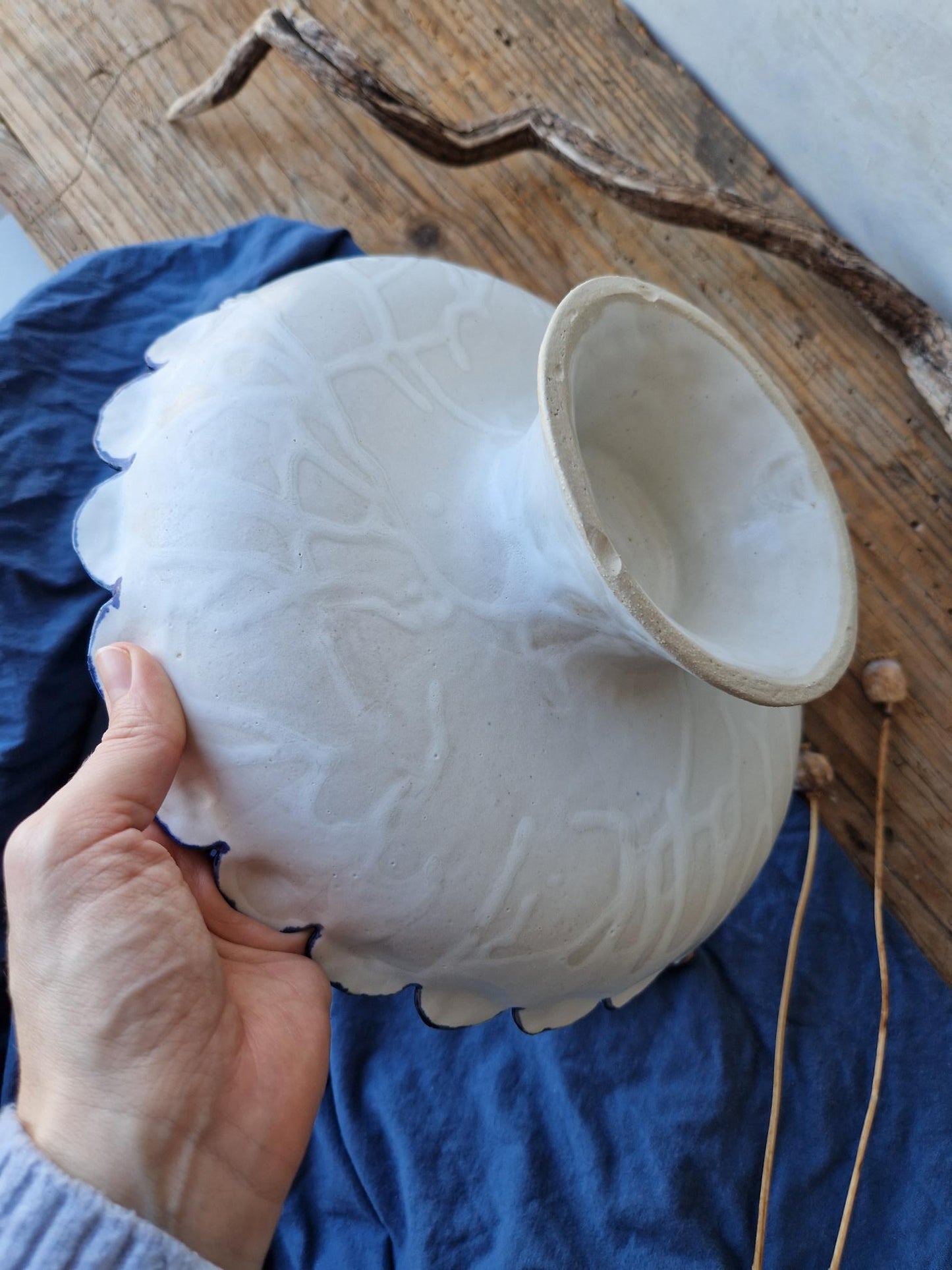 Slightly flawed: Scalloped pedestal bowl Nr. 2