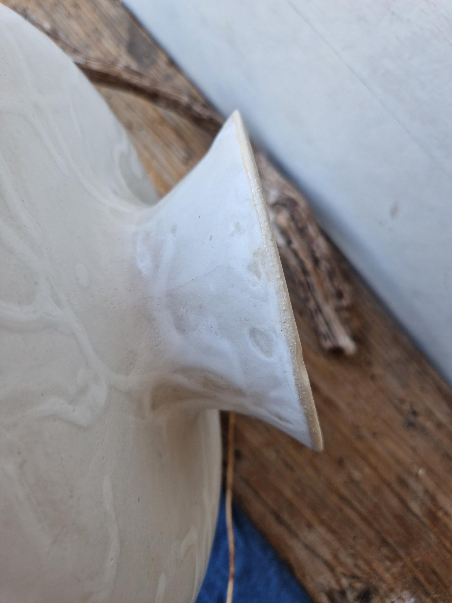 Slightly flawed: Scalloped pedestal bowl Nr. 2