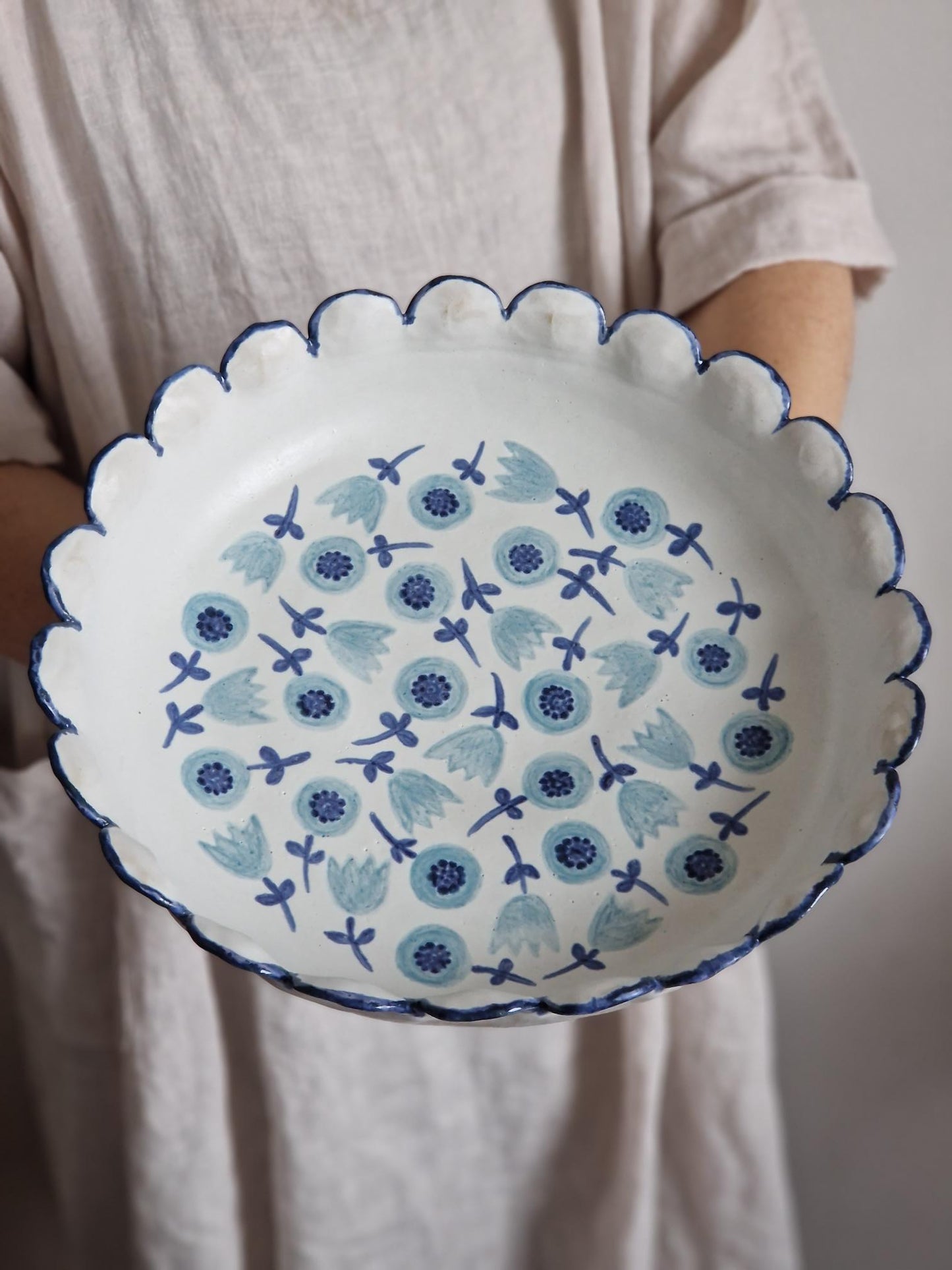 Slightly flawed: Scalloped pedestal bowl Nr. 2