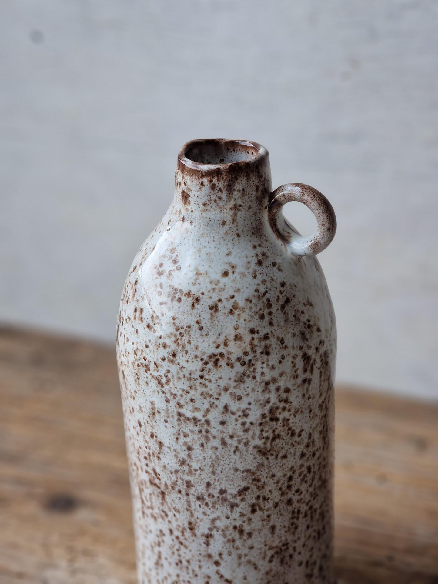 Bottle vase with Handle