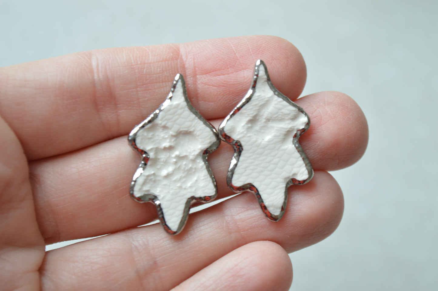 Leaf stud earrings