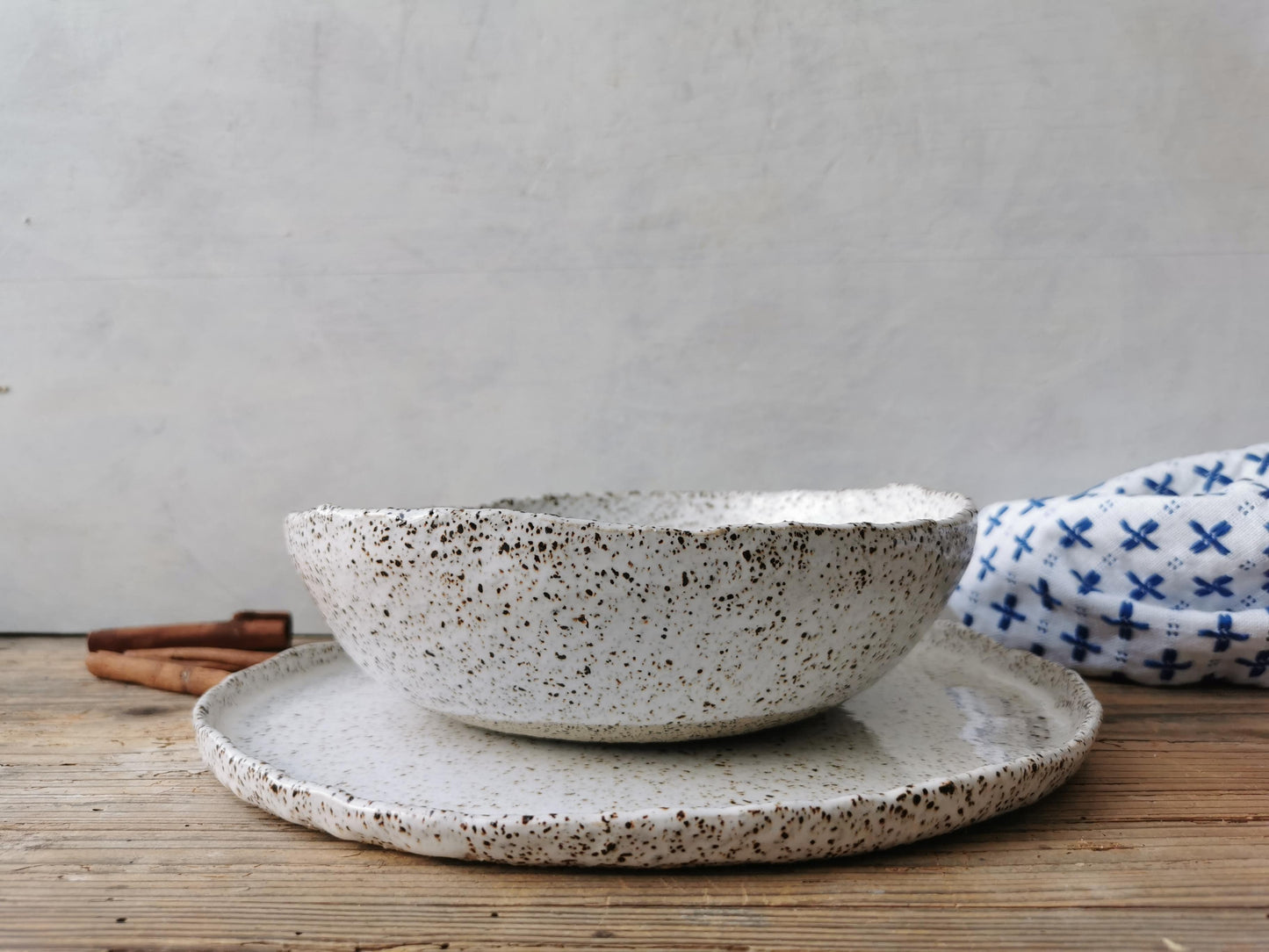 Dinner plate speckled white 11"