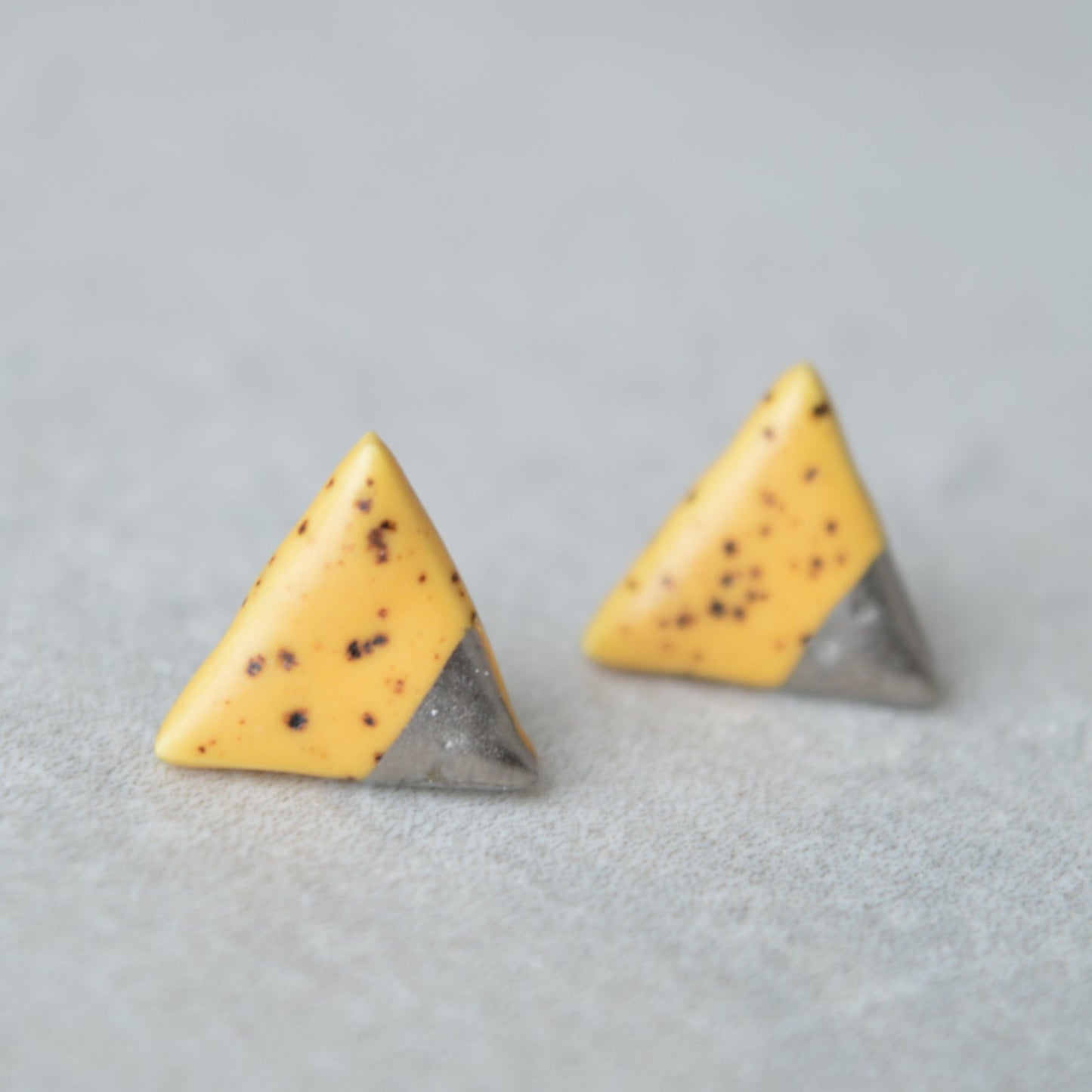 Triangle stud earrings II